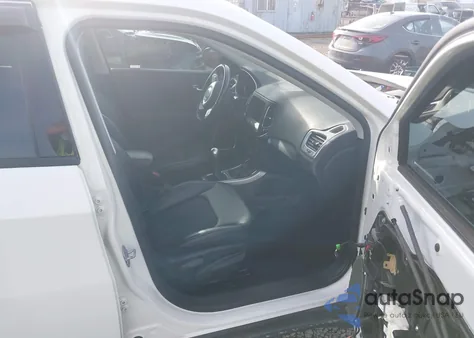 2018 Jeep Compass Latitude 4X4 z USA, uszkodzony, nr VIN 3C4NJDBB5JT207710